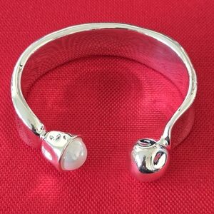Uno De 50 • Silver Cuff Bracelet with Pearl Accents